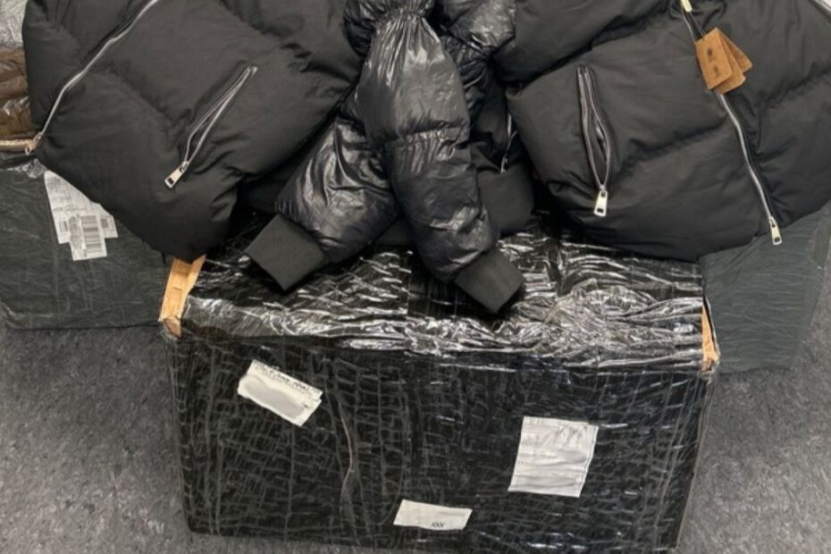 Pachete cu haine de firmă contrafăcute