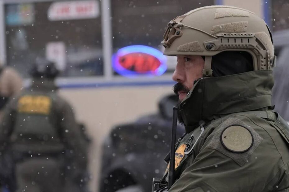 copil reținut de agenții federali