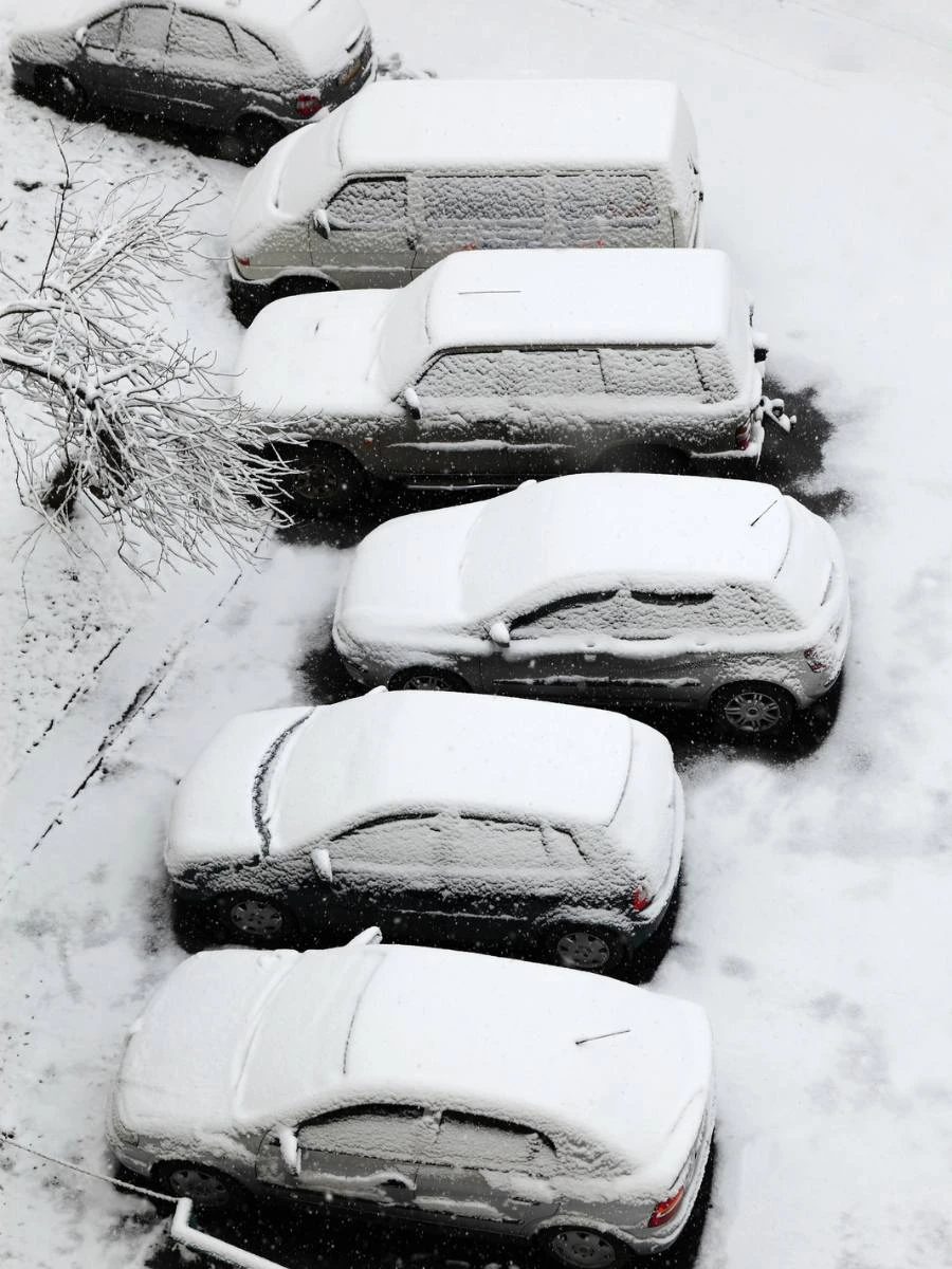 Mașini surprinse iarna în zăpadă, în Germania