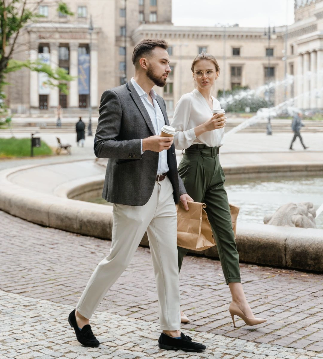 Oraș aglomerat din străinătate și oameni în mișcare