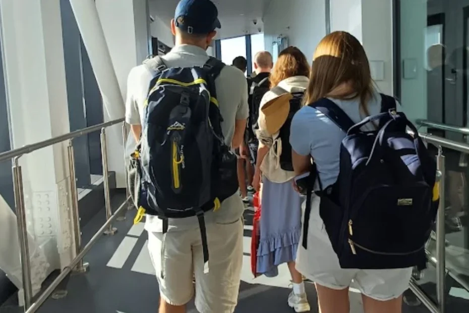 În astfel de ținută nu vei urca la bordul avionului Foto: Pasageri care așteaptă îmbarcarea în avion