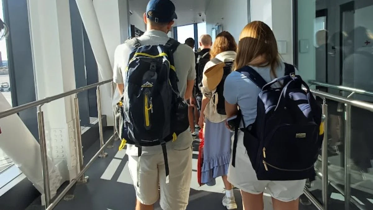 Îmbrăcat așa nu vei fi lăsat să urci în avion Foto: Pasageri care așteaptă îmbarcarea în avion