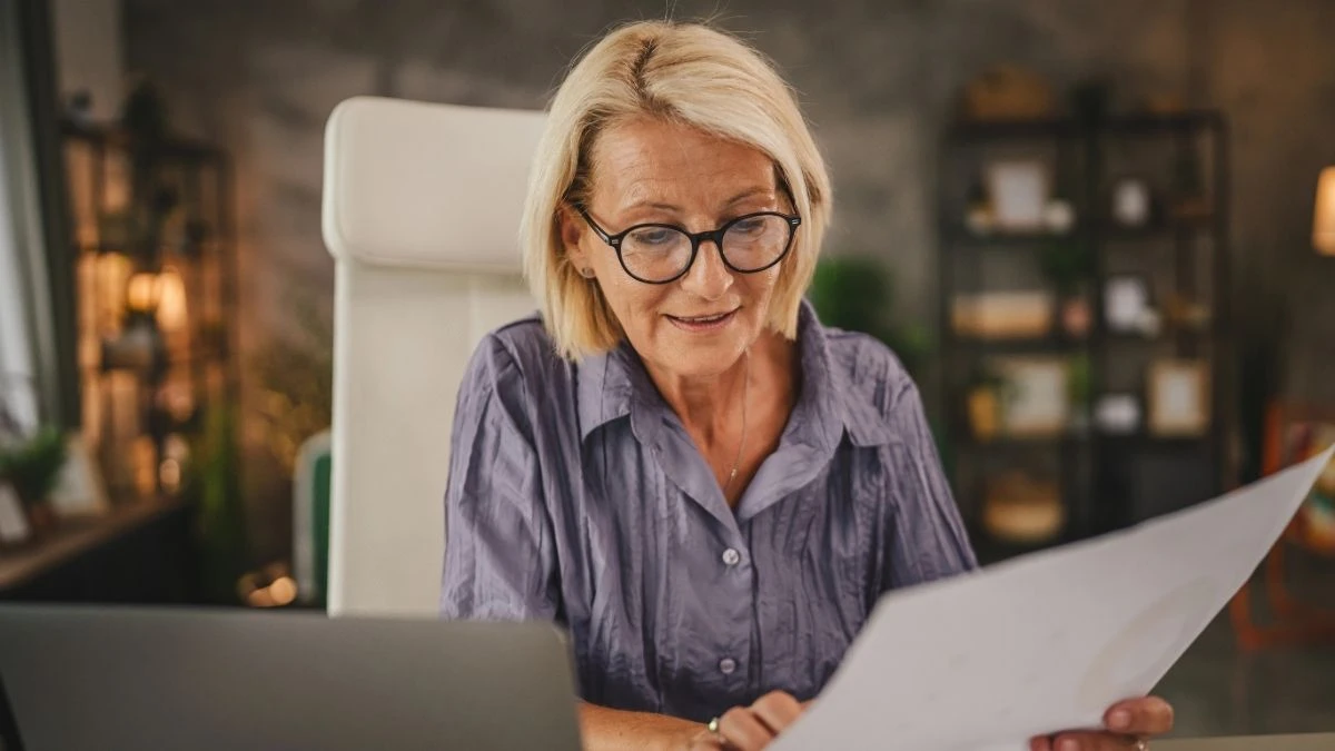 Femeie în vârstă care a avut grijă de casă și familie toată viața, pensie pentru cei care nu au lucrat niciodată