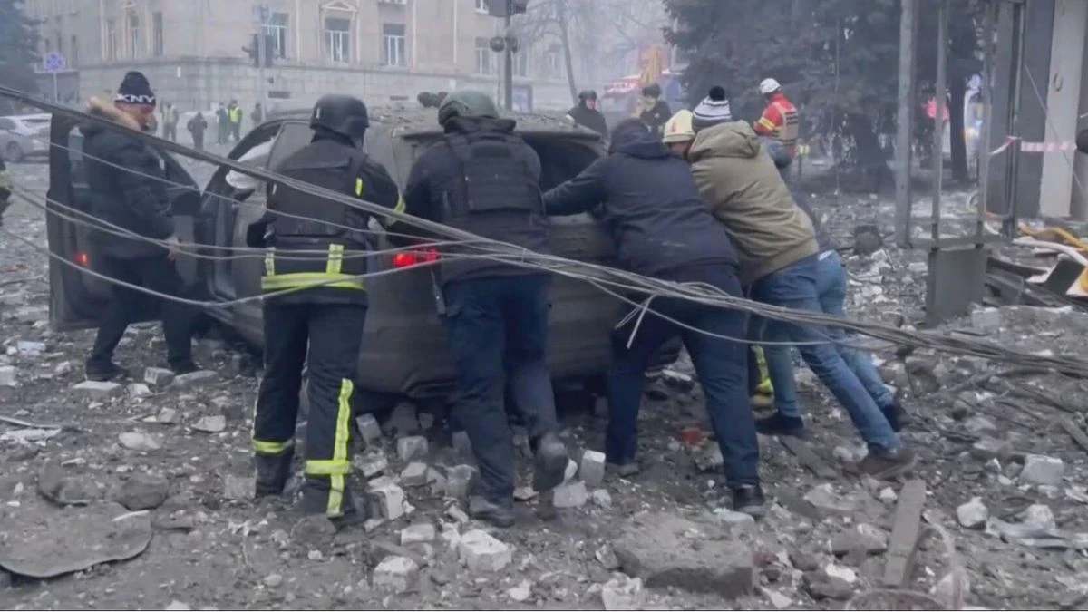 Scenariu de război în Ucraina, cu un oraș lovit de bombardamente
