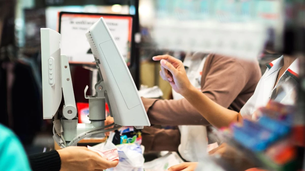 Clienți făcând cumpărături în supermarketul preferat al germanilor