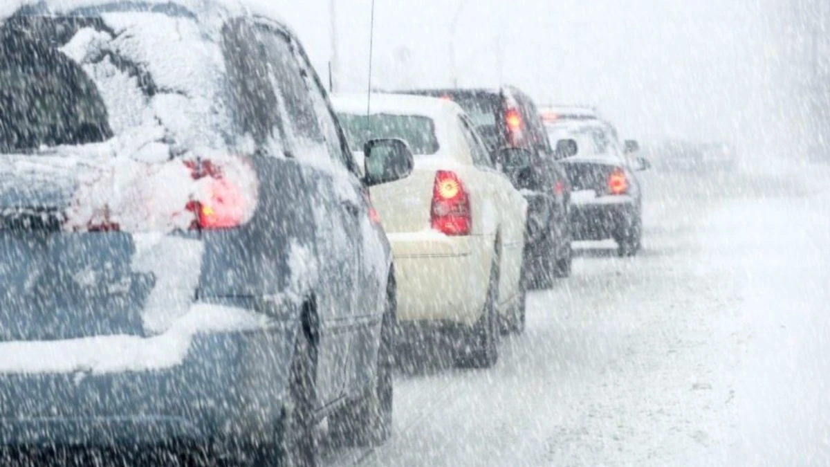 Peisaj de iarnă cu zăpadă, asociat cu dimineți geroase și parbrize înghețate