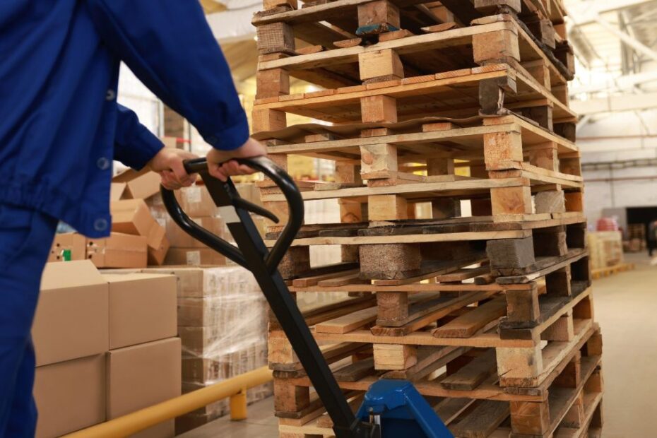 Paleți manevrați de un angajat