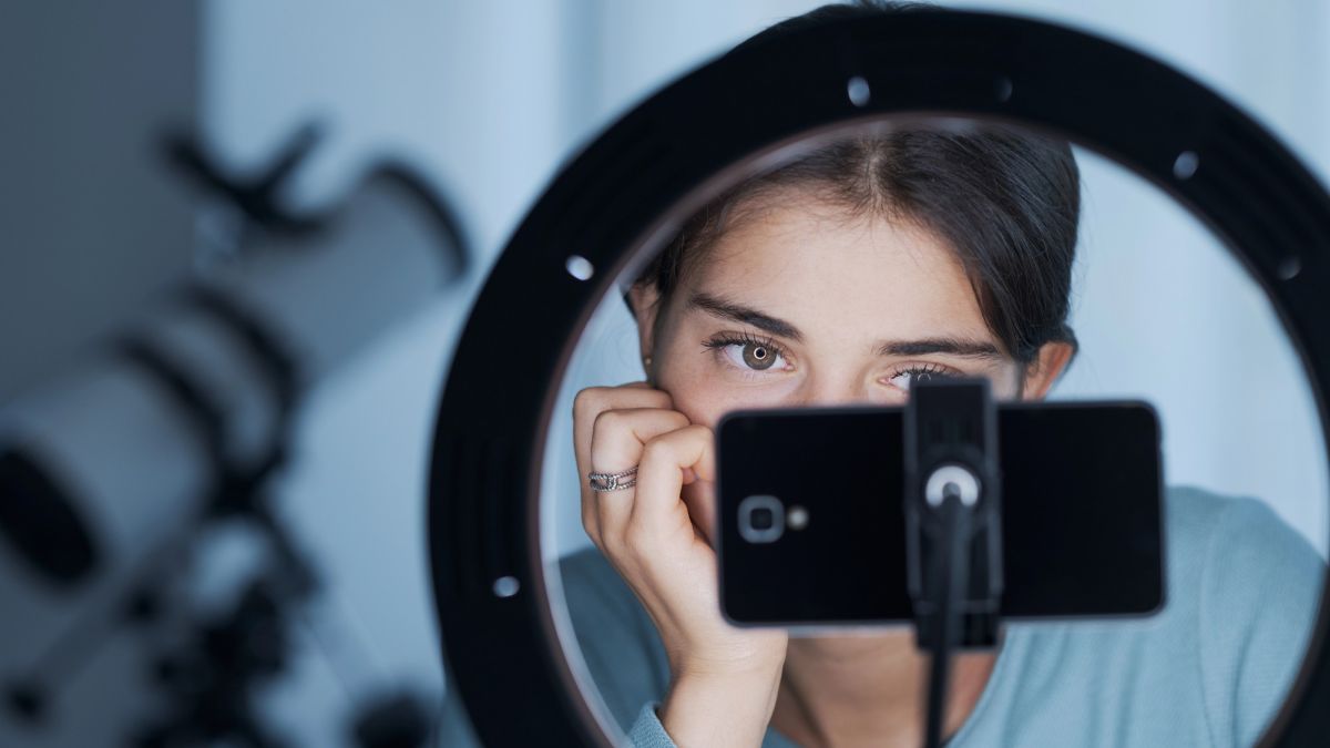 Taxe influencer creator de conținut