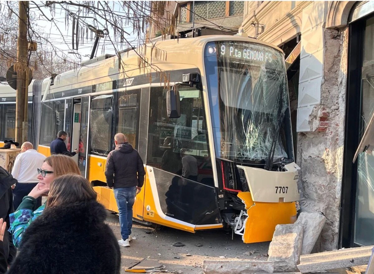 Imagine de la locul deraierii tramvaiului din Milano