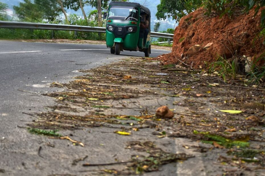 Regiune populară sub ape alunecări de teren evacuări urgenţă