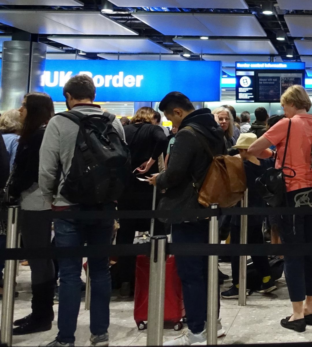 Regatul Unit oferă 3.000 de lire sterline pentru cei care părăsesc voluntar țara. Programul se aplică și românilor