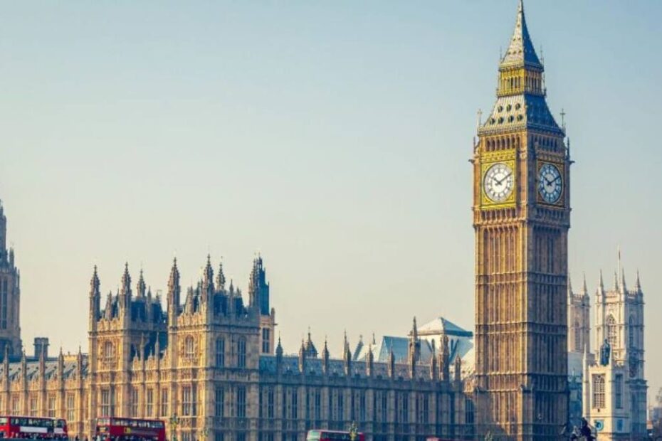 Regatul Unit oferă 3.000 de lire sterline pentru cei care părăsesc voluntar țara. Programul se aplică și românilor