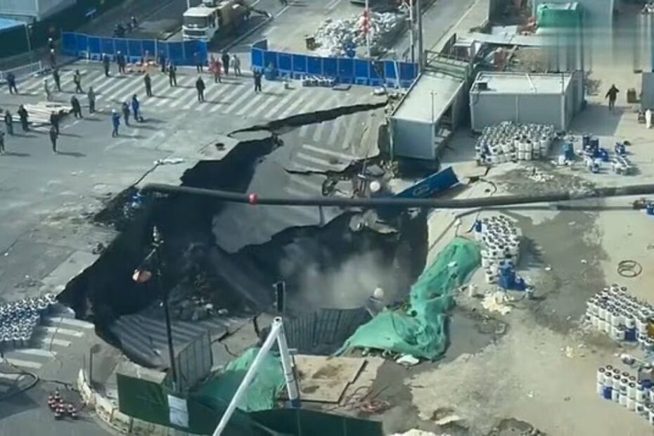 stradă înghițită de un crater uriaș