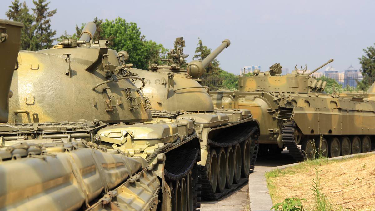 Tancurile NATO ajung la granița cu Rusia