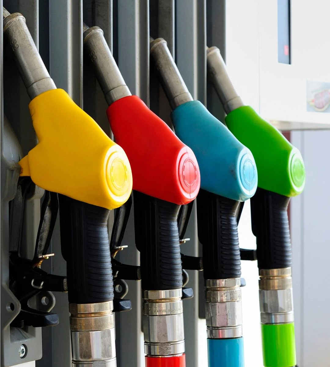 Afișele galbene pentru șoferi la benzinării