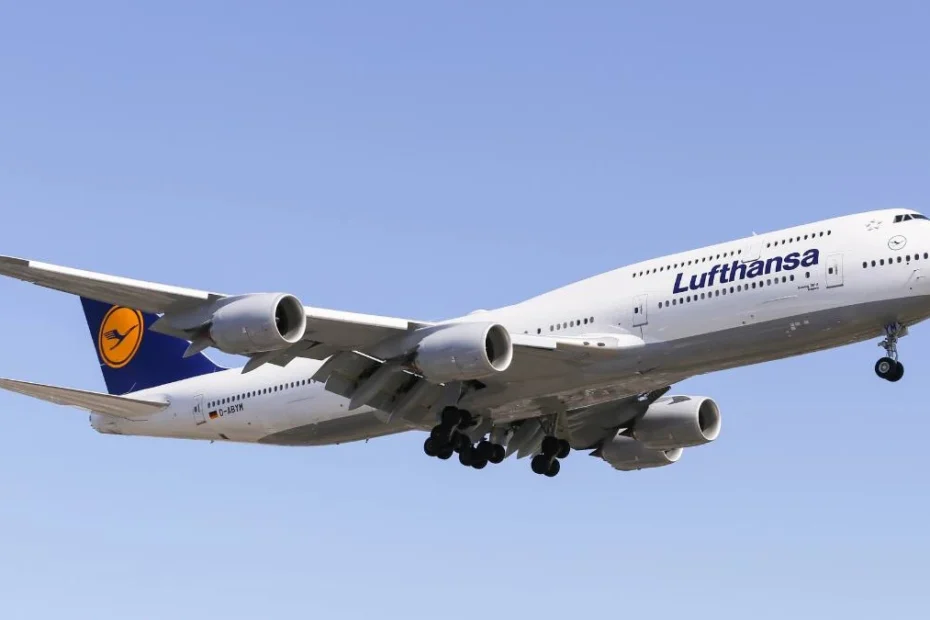 Avion Lufthansa în zbor; grupul Lufthansa suspendă sute de conexiuni
