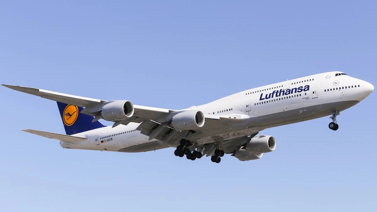 Avion Lufthansa în zbor; grupul Lufthansa suspendă sute de conexiuni