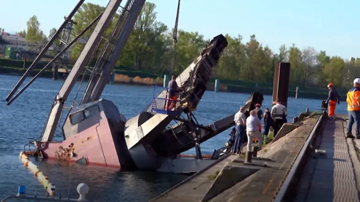 o macara se prăbușește în Germania și ttrage muncitorii la fund