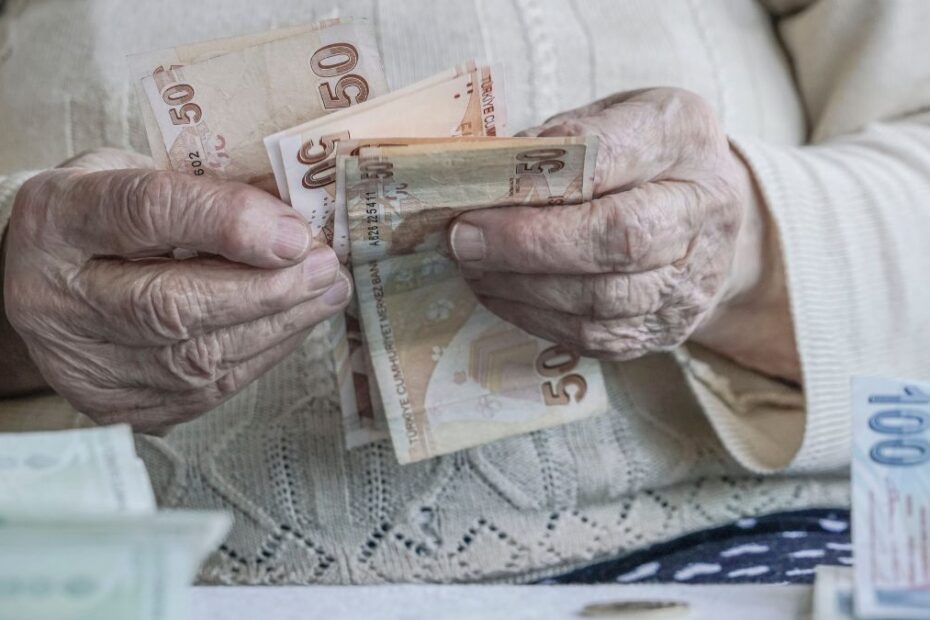 Câți bani primesc cu adevărat seniorii. În imagine: euro în mâna unei pensionare