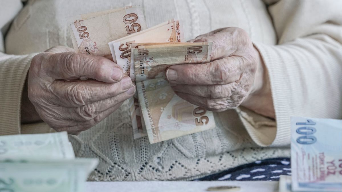 Câți bani primesc cu adevărat seniorii. În imagine: euro în mâna unei pensionare