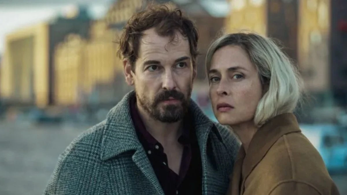 Unfamiliar: serialul german de spionaj este pe Netflix. Echilibrul construit de un cuplu de foști agenți se prăbușește când trecutul se întoarce.