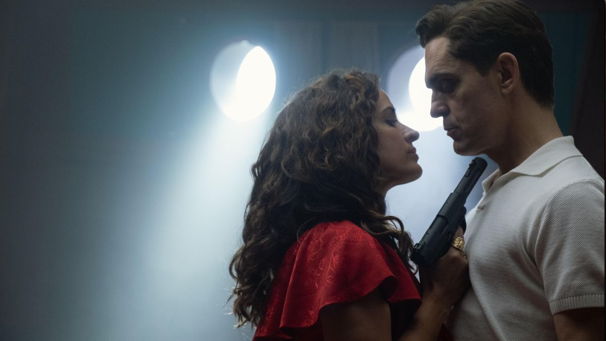Cel mai elegant hoț de pe Netflix fură o capodoperă da Vinci în opt episoade atrăgând publicul într-un nou joc al luxului, artei și seducției.
