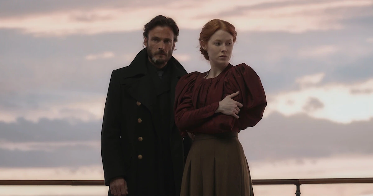 Andreas Pietschmann și Emily Beecham în rolurile căpitanului Eyk Larsen și Maura Franklin în serialul Netflix 1899