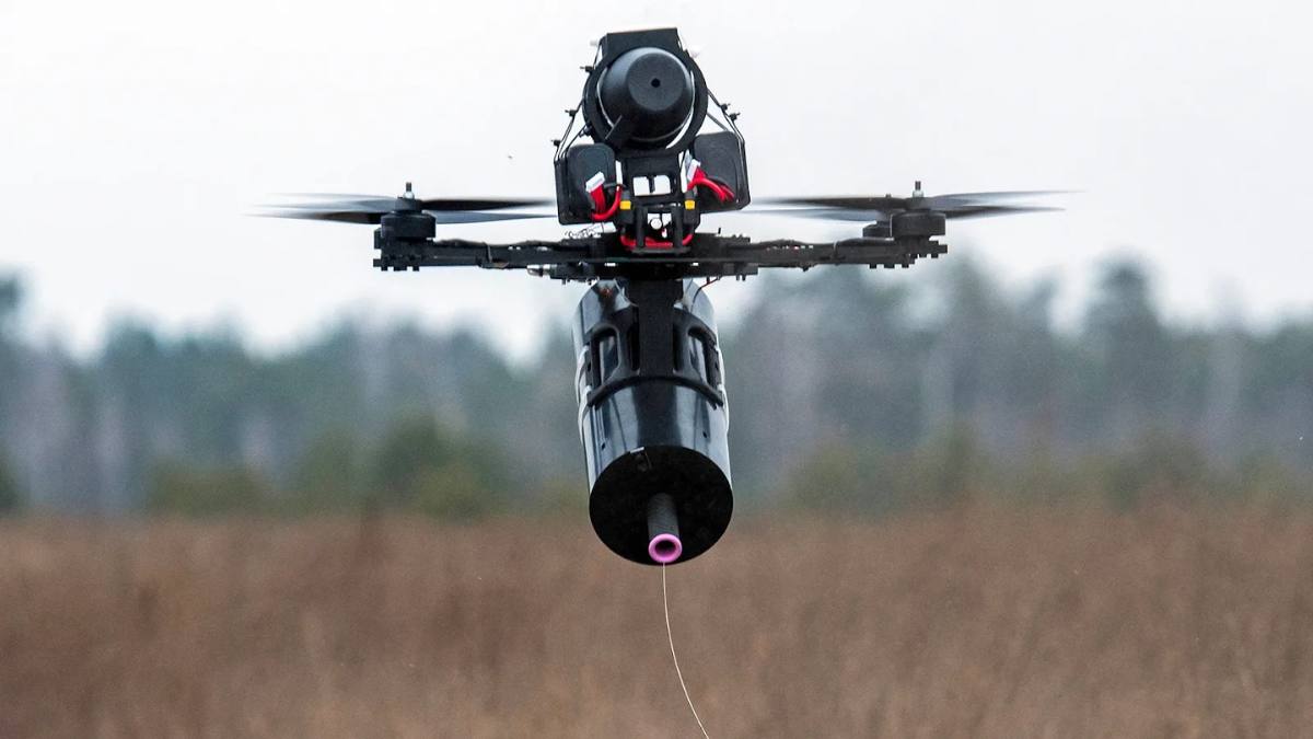 Un copil de doisprezece ani doboară o dronă