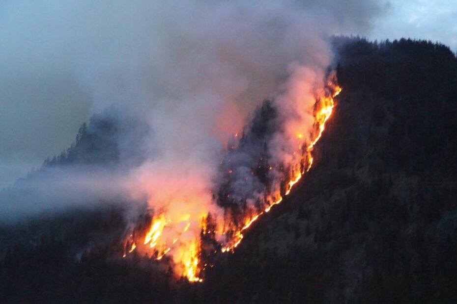 Un munte din Germania arde