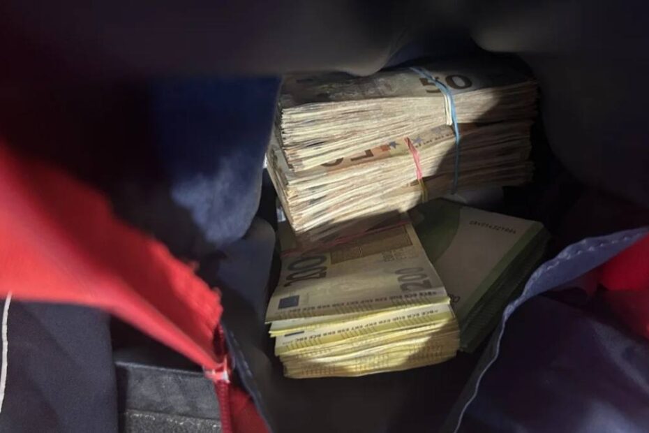 Vameșii germani au confiscat 38.000 de euro în numerar de la doi români
