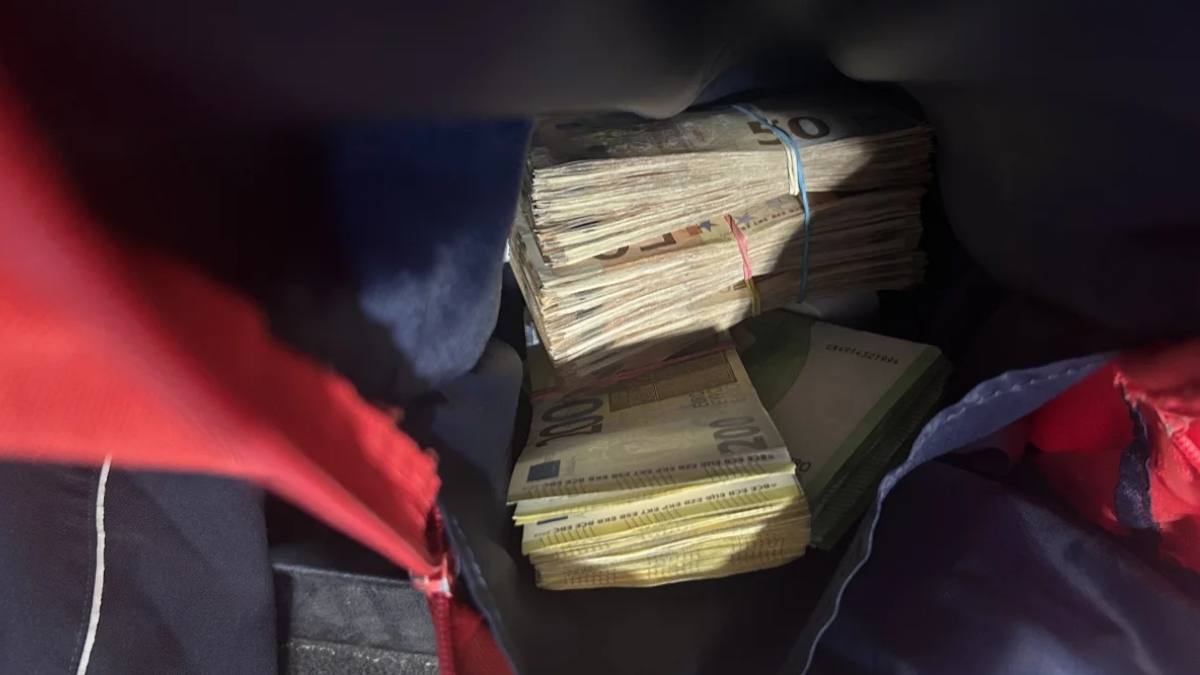 Vameșii germani au confiscat 38.000 de euro în numerar de la doi români