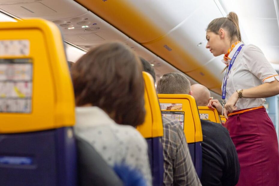 Ryanair se pregătește pentru „Armaghedon”. Foto: Pasageri într-un avion