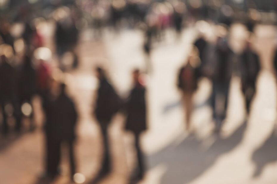 Un studiu matematic realizat de cercetători europeni avertizează că populația mondială s-ar putea reduce drastic până în 2064 în cazul unor crize globale majore.