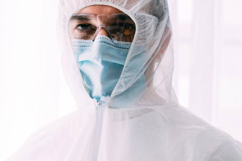 Boală mortală: OMS trage un semnal de alarmă. În imagine, un medic în costum de protecție
