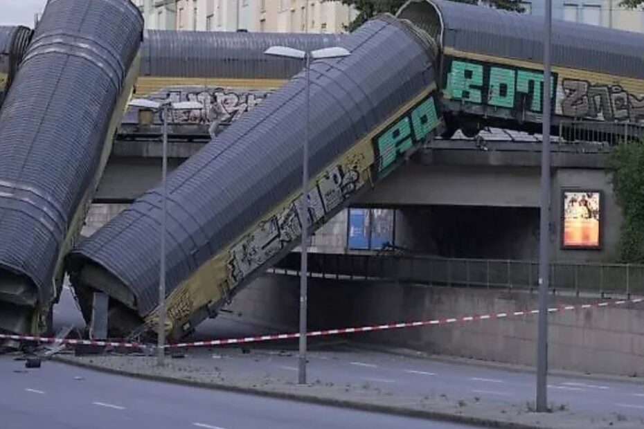Accident șocant la München, două vagoane s-au prăbușit de pe un pod