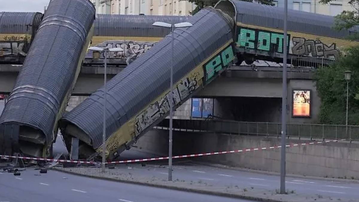 Accident șocant la München, două vagoane s-au prăbușit de pe un pod