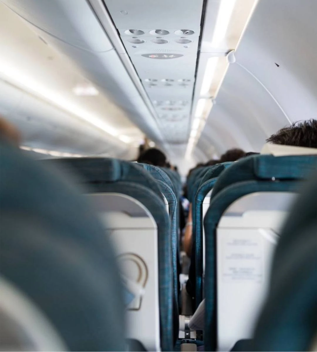 Germania: coșmar în avion, temperatură de 56 de grade în cabină. În imagine, pasageri într-un avion