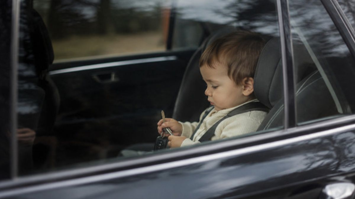 Fetiță uitată în mașină de mama sa. Foto: un baiețel dormind în mașină