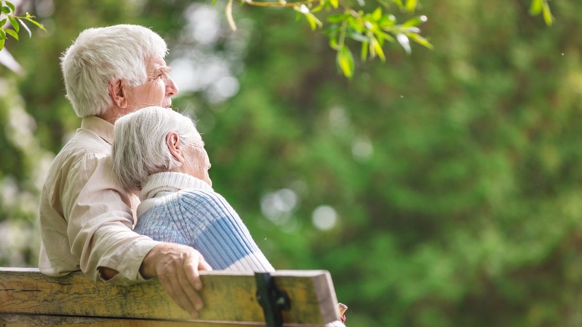 creșterea contribuțiilor pentru persoanele fără copii Foto: cuplu de pensionari parc