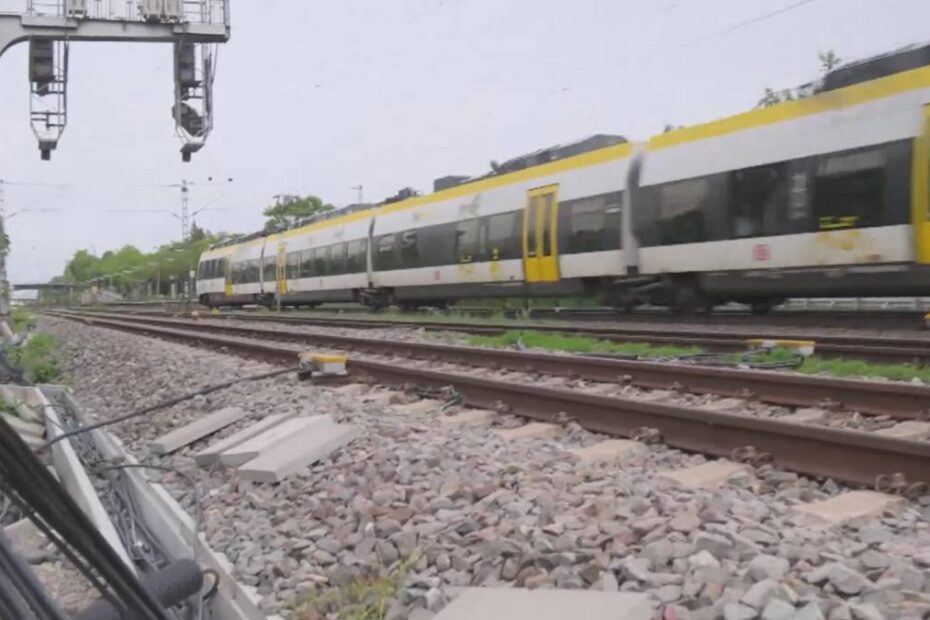 Peste 1.000 de kilometri de cabluri instalate greșit de Deutsche Bahn. În Imagine, un tren trece în viteză pe calea ferată