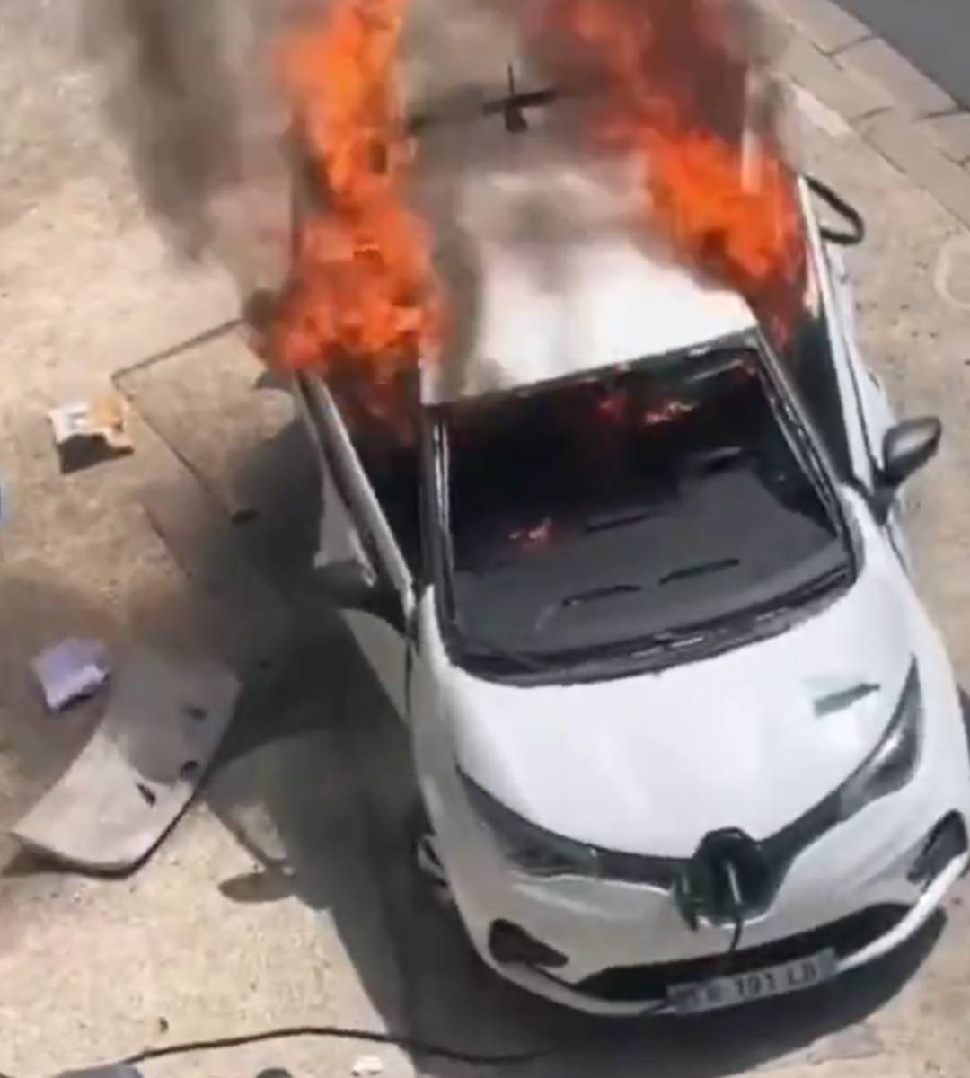 Mașina electrică explodează în timp ce se încarcă în centrul orașului