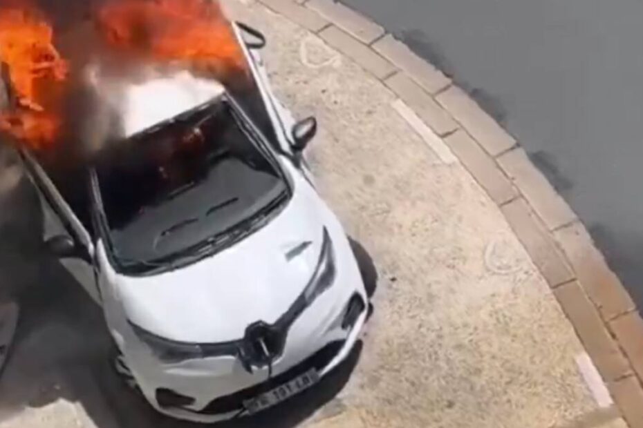 Mașina electrică explodează în timp ce se încarcă în centrul orașului