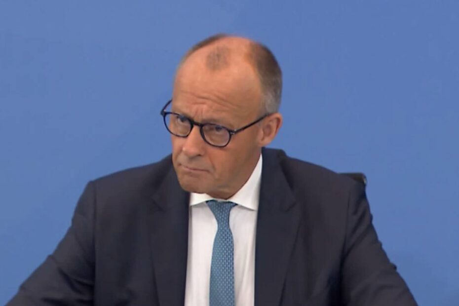 Friedrich Merz la pupitru, fotografie de arhivă pentru dezbaterea reformei pensiilor din Germania