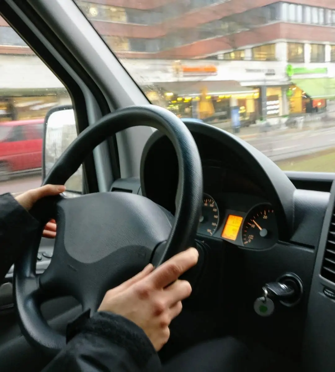 Vești proaste pentru toți șoferii. În imagine, un șofer la volan
