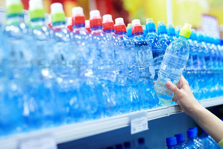 Experții au testat apa din supermarketuri. În imagine, o mână alege o sticlă de apă în supermarket