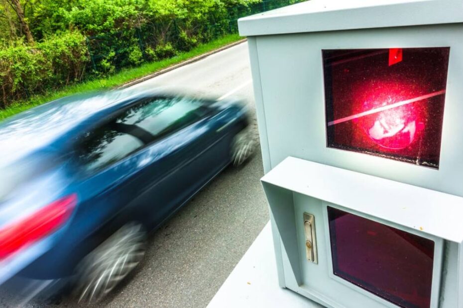 Cine depășește viteza își pierde mașina. Foto: mașină în viteză surprinsă de radar