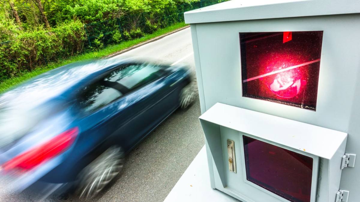 Cine depășește viteza își pierde mașina. Foto: mașină în viteză surprinsă de radar