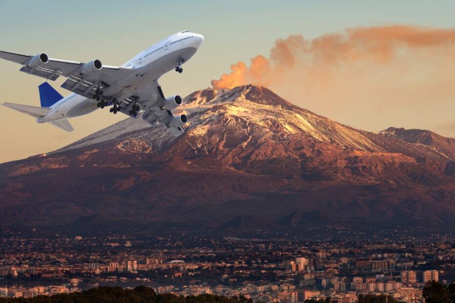 Erupția Etna paralizează aeroportul din Catania