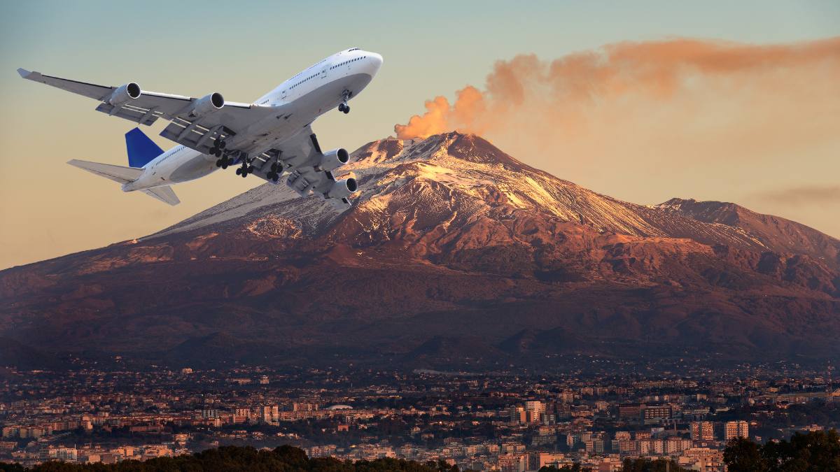 Erupția Etna paralizează aeroportul din Catania