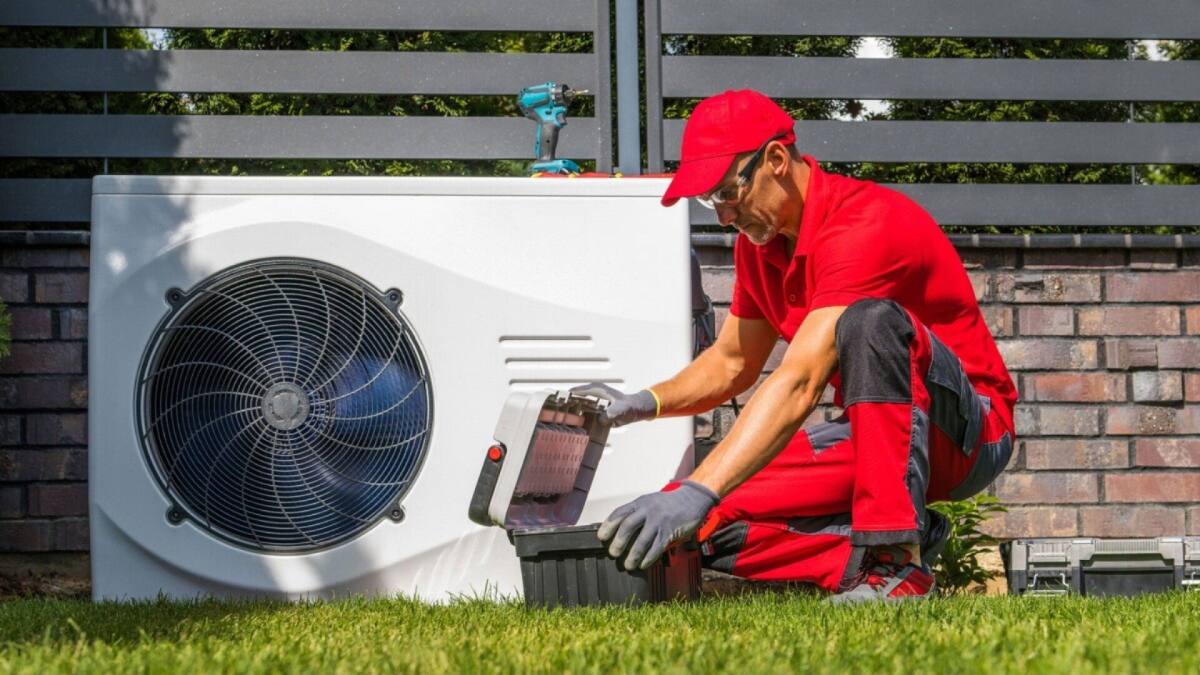 Germania abrogă legea încălzirii. În imagine, un instalator și o pompă de căldură